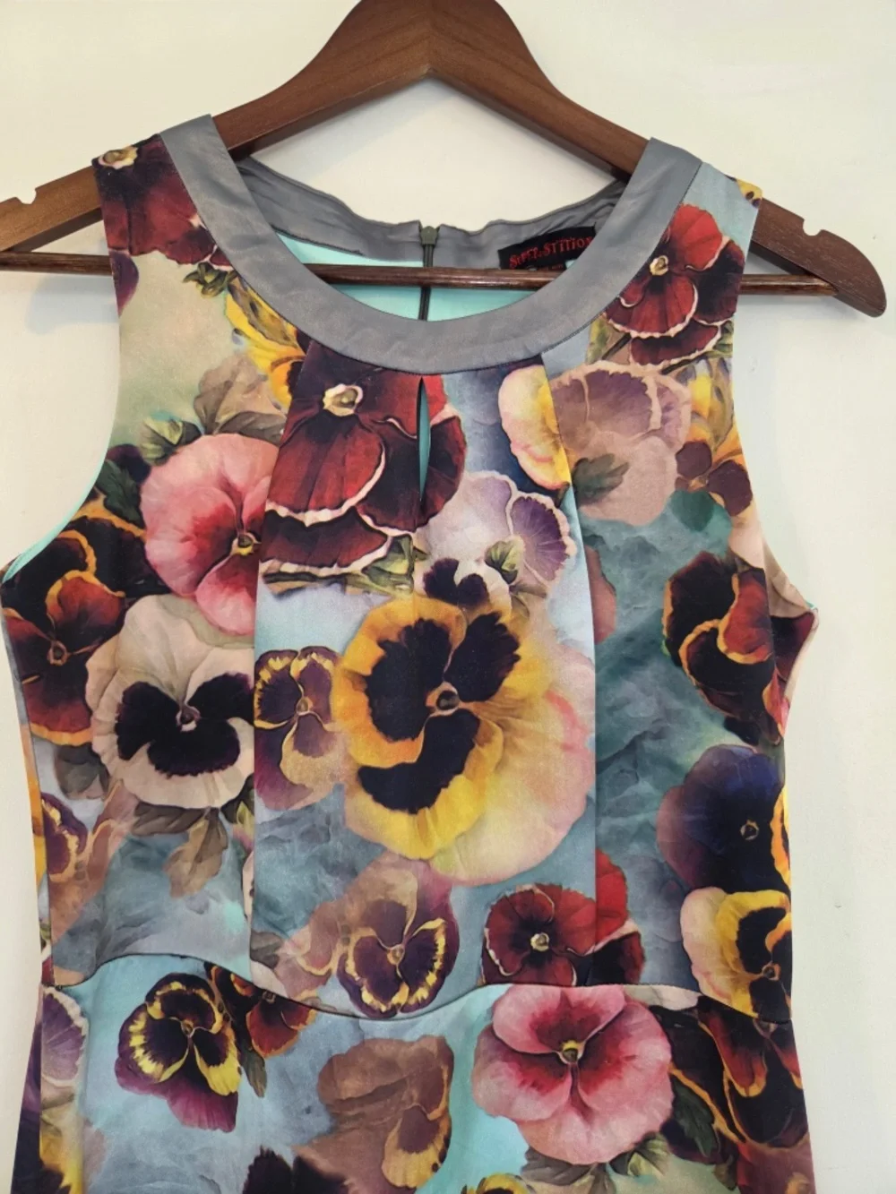 Pansy floral dress 8 sleeveless fit/flare key hole neck satin trim event summer - Picture 3 of 12